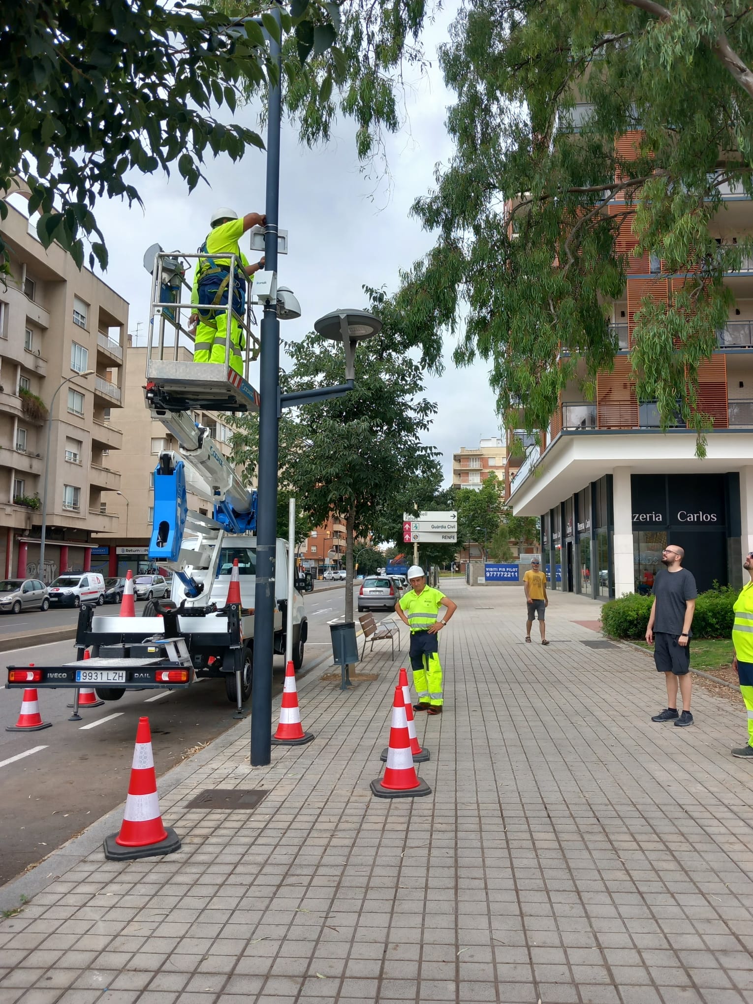 Instal·lació_dels_sensors_de_qualitat_de_l'aire_de_la_ZBE-20240709093039.jpeg